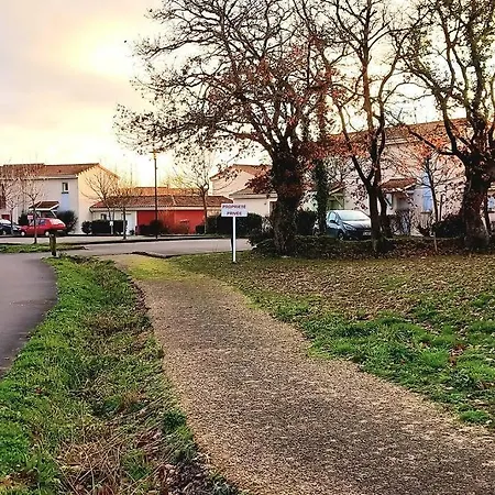 Le Petit Bonheur: Family-friendly Nature Retreat With Pool Access Holiday home